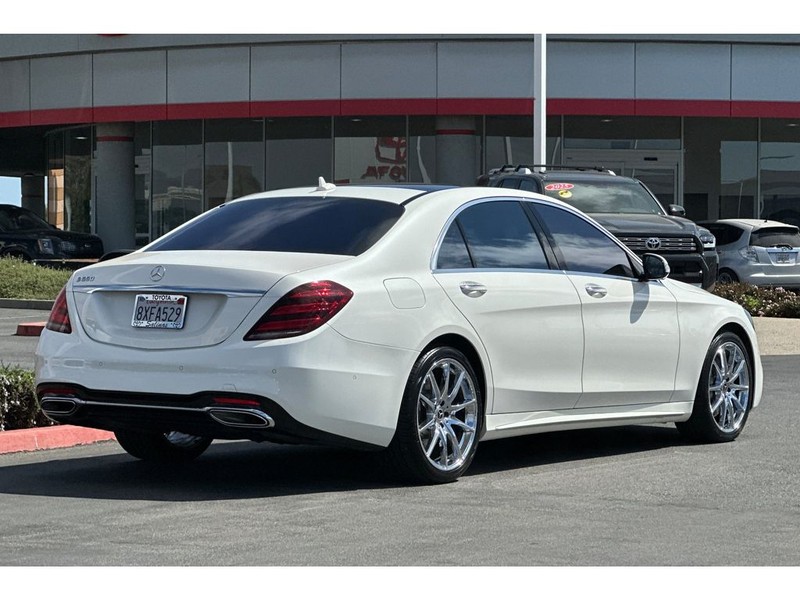Mercedes-Benz S-Class Vehicle Full-screen Gallery Image 04