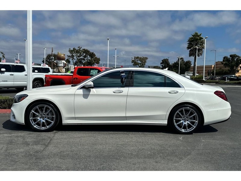 Mercedes-Benz S-Class Vehicle Full-screen Gallery Image 07