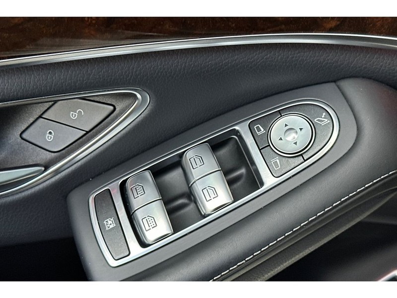 Mercedes-Benz S-Class Vehicle Full-screen Gallery Image 12