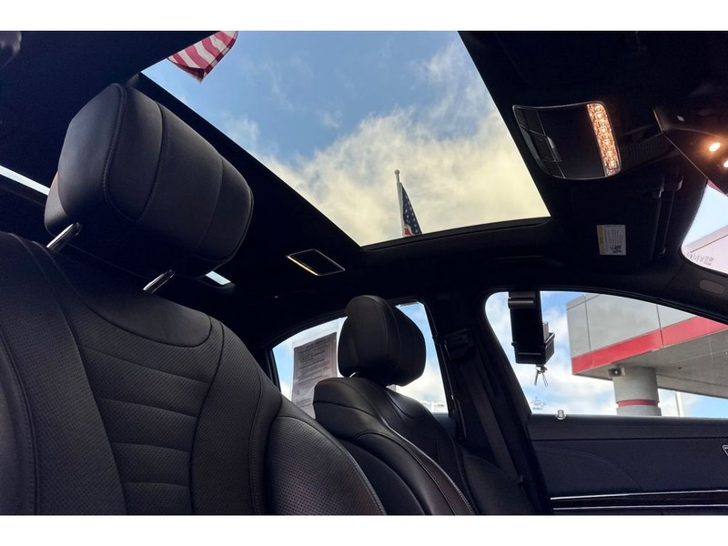 Mercedes-Benz S-Class Vehicle Full-screen Gallery Image 18