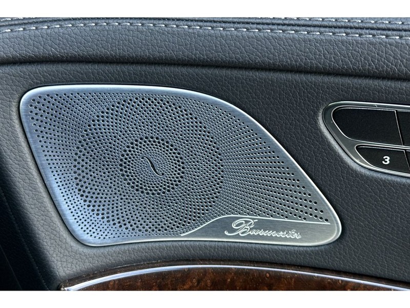 Mercedes-Benz S-Class Vehicle Full-screen Gallery Image 20