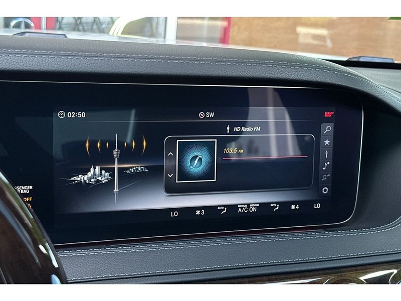 Mercedes-Benz S-Class Vehicle Full-screen Gallery Image 21
