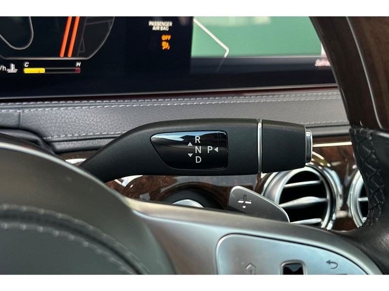 Mercedes-Benz S-Class Vehicle Full-screen Gallery Image 25