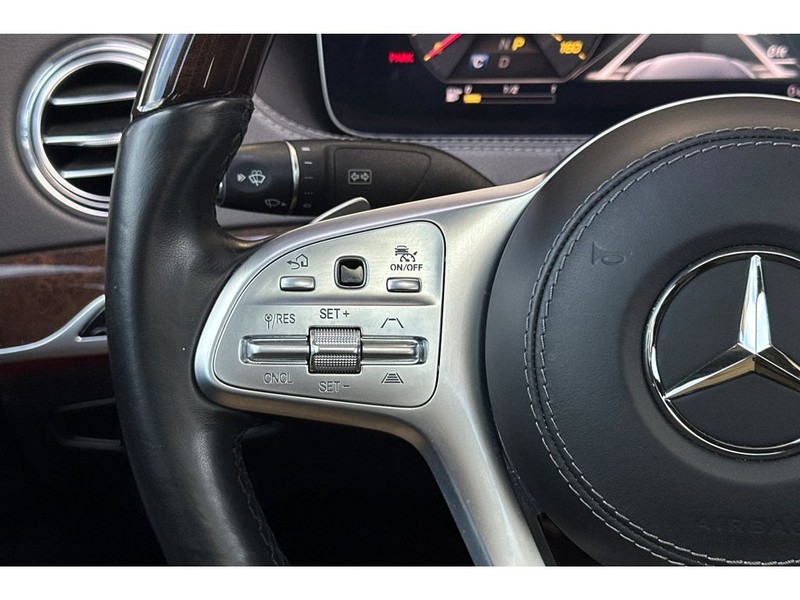 Mercedes-Benz S-Class Vehicle Full-screen Gallery Image 28