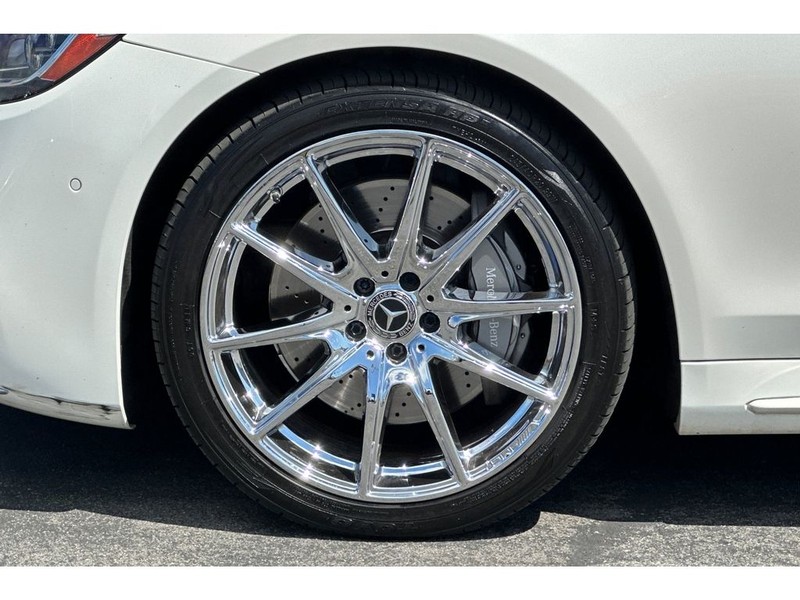 Mercedes-Benz S-Class Vehicle Full-screen Gallery Image 32