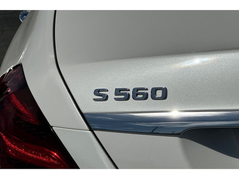 Mercedes-Benz S-Class Vehicle Full-screen Gallery Image 33
