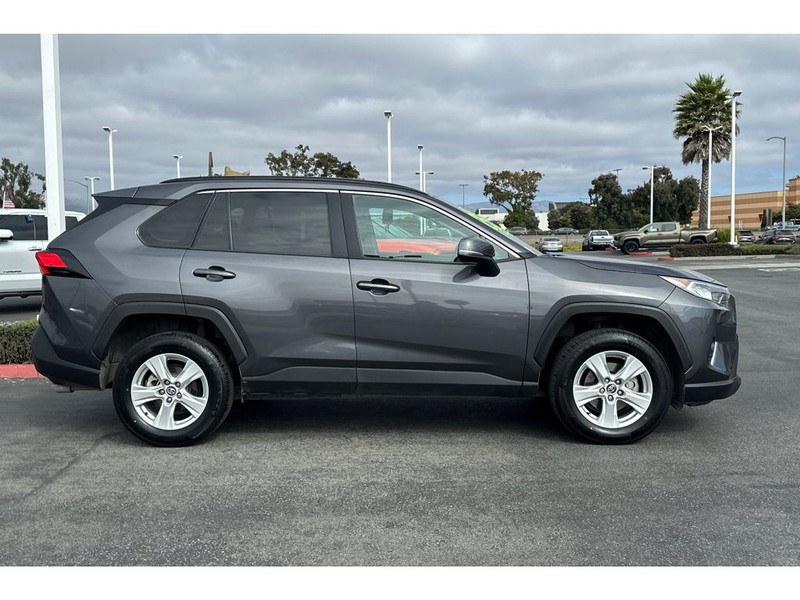 Toyota RAV4 Vehicle Full-screen Gallery Image 03