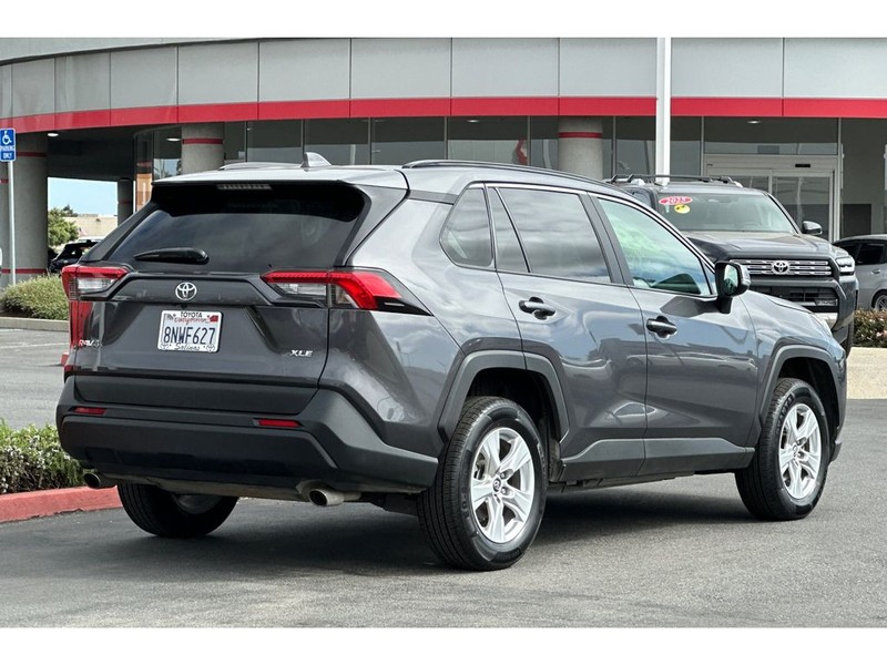 Toyota RAV4 Vehicle Full-screen Gallery Image 04