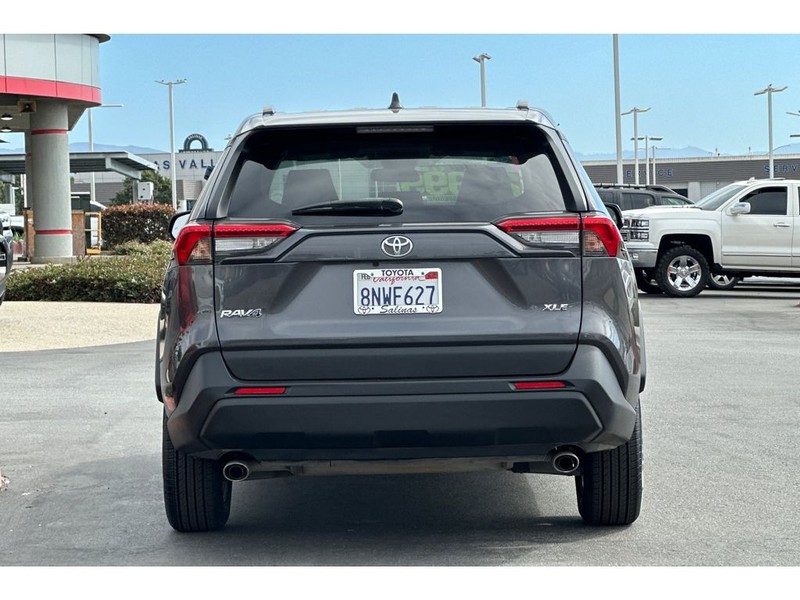 Toyota RAV4 Vehicle Full-screen Gallery Image 05
