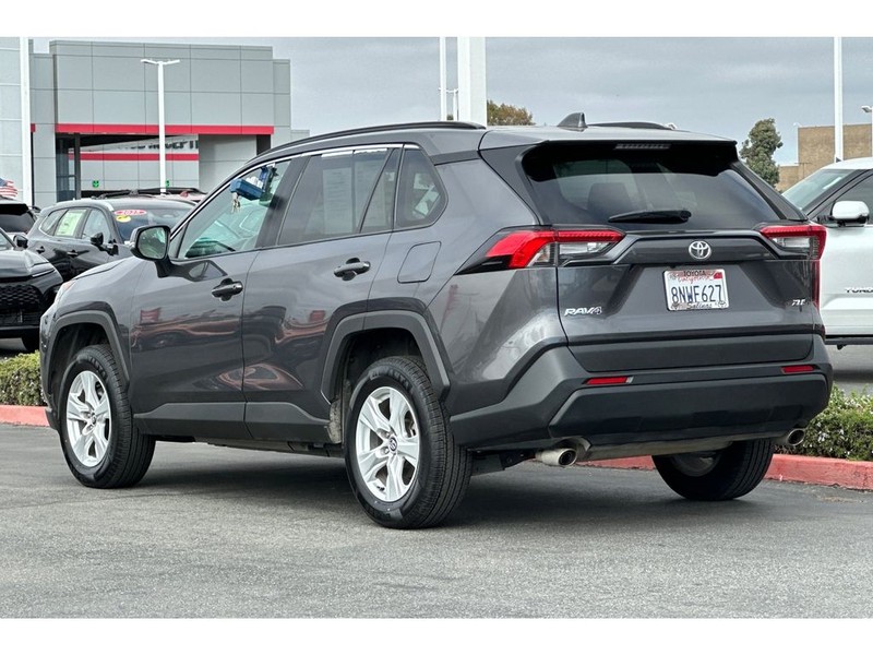 Toyota RAV4 Vehicle Full-screen Gallery Image 06
