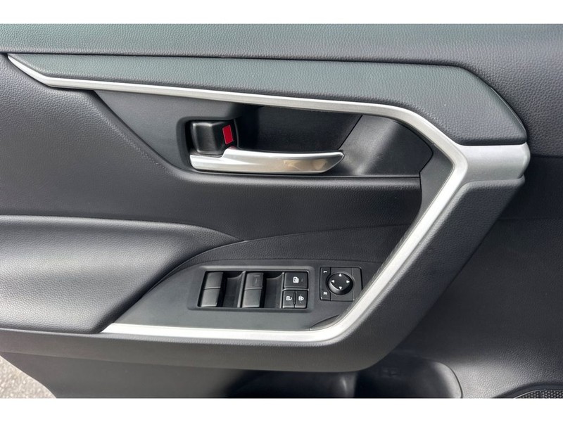 Toyota RAV4 Vehicle Full-screen Gallery Image 11