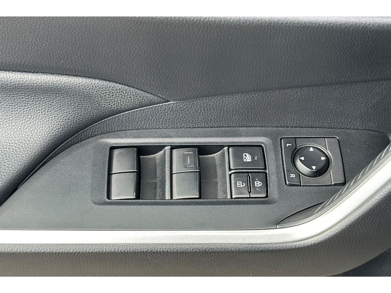 Toyota RAV4 Vehicle Full-screen Gallery Image 12