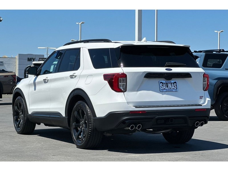Ford Explorer Vehicle Full-screen Gallery Image 06