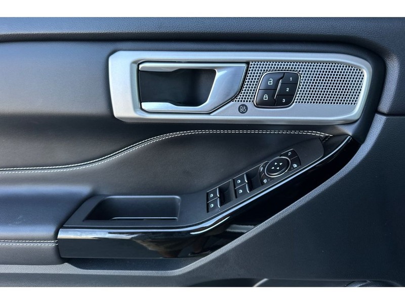 Ford Explorer Vehicle Full-screen Gallery Image 11