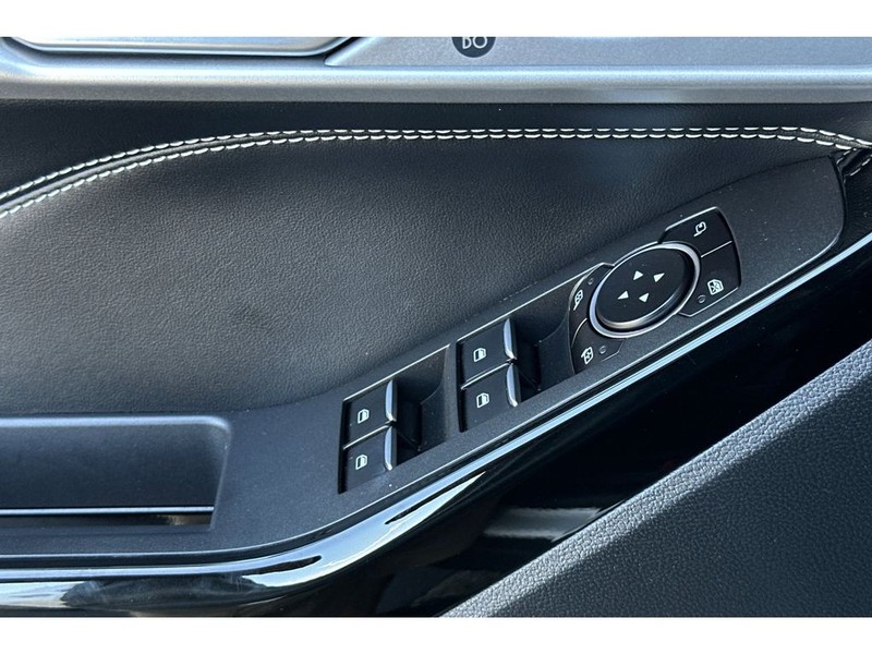 Ford Explorer Vehicle Full-screen Gallery Image 12