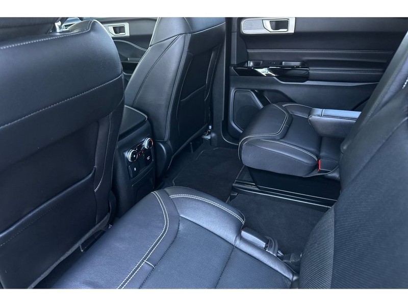 Ford Explorer Vehicle Full-screen Gallery Image 13