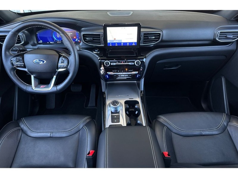 Ford Explorer Vehicle Full-screen Gallery Image 15