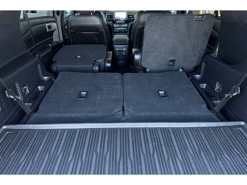 Ford Explorer Vehicle Full-screen Gallery Image 18