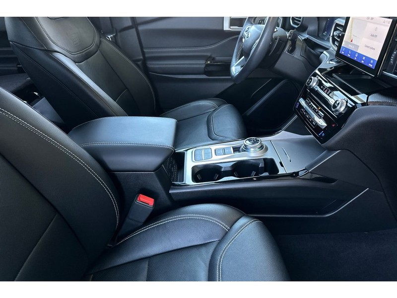 Ford Explorer Vehicle Full-screen Gallery Image 19
