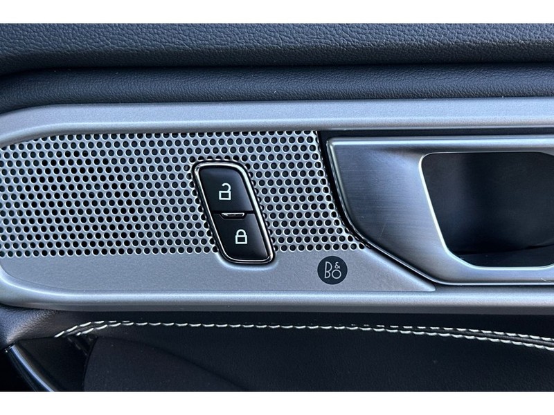 Ford Explorer Vehicle Full-screen Gallery Image 22