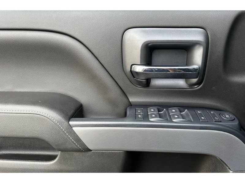 Chevrolet Silverado Vehicle Full-screen Gallery Image 11
