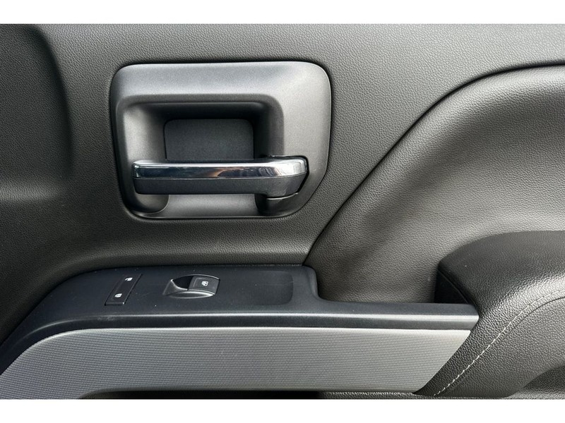 Chevrolet Silverado Vehicle Full-screen Gallery Image 18