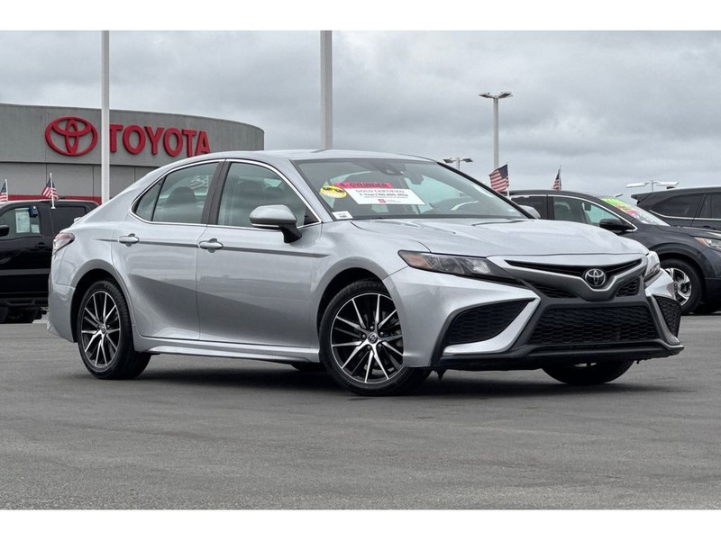 Toyota Camry Vehicle Full-screen Gallery Image 02