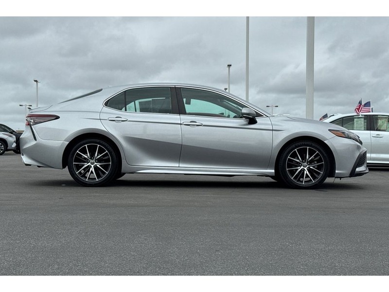 Toyota Camry Vehicle Full-screen Gallery Image 03