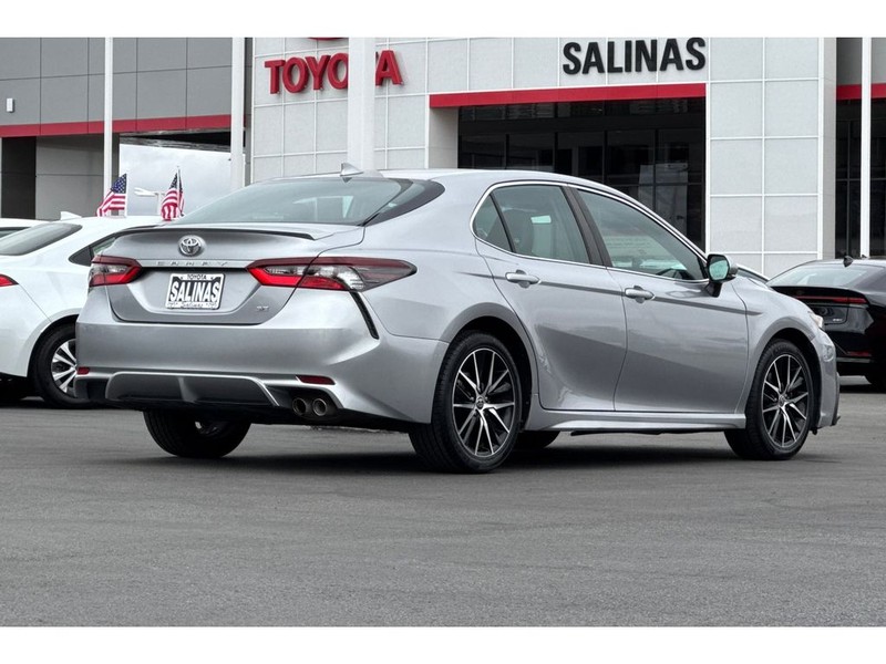 Toyota Camry Vehicle Full-screen Gallery Image 04