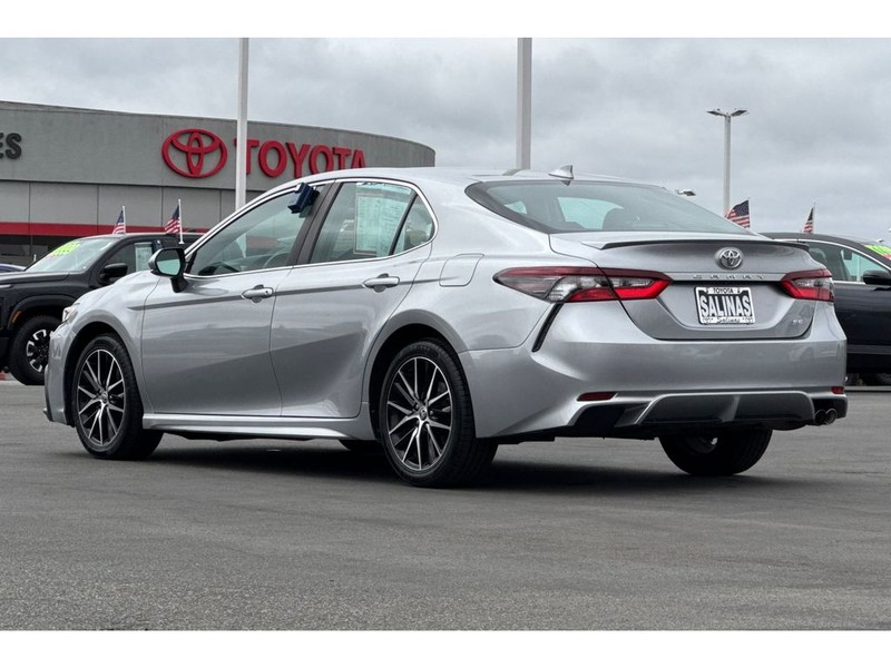 Toyota Camry Vehicle Full-screen Gallery Image 06