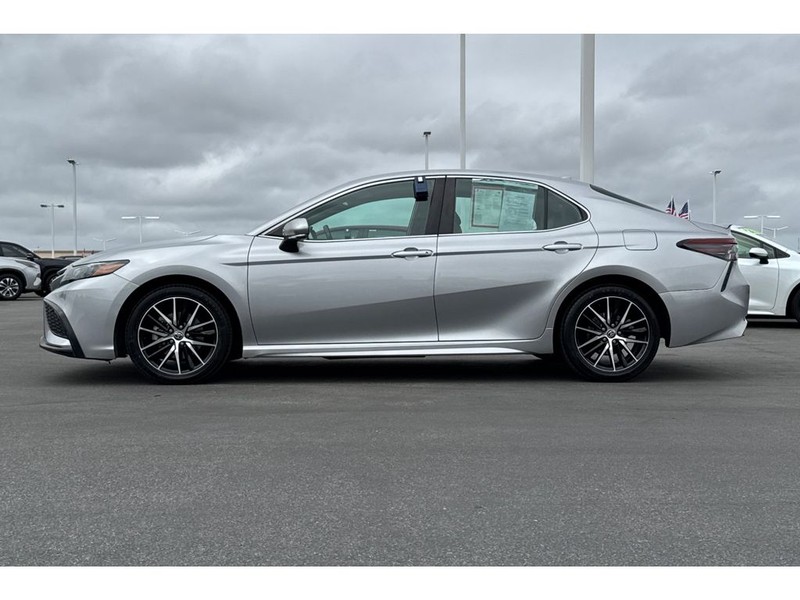Toyota Camry Vehicle Full-screen Gallery Image 07