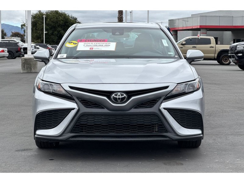 Toyota Camry Vehicle Full-screen Gallery Image 09