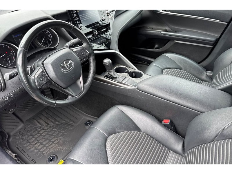 Toyota Camry Vehicle Full-screen Gallery Image 10