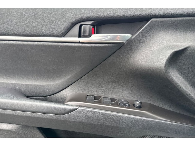 Toyota Camry Vehicle Full-screen Gallery Image 11