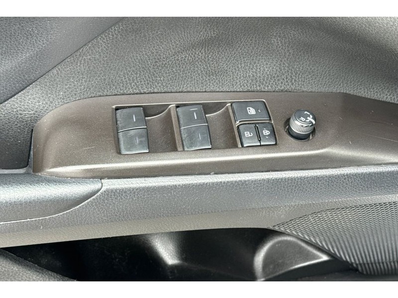 Toyota Camry Vehicle Full-screen Gallery Image 12