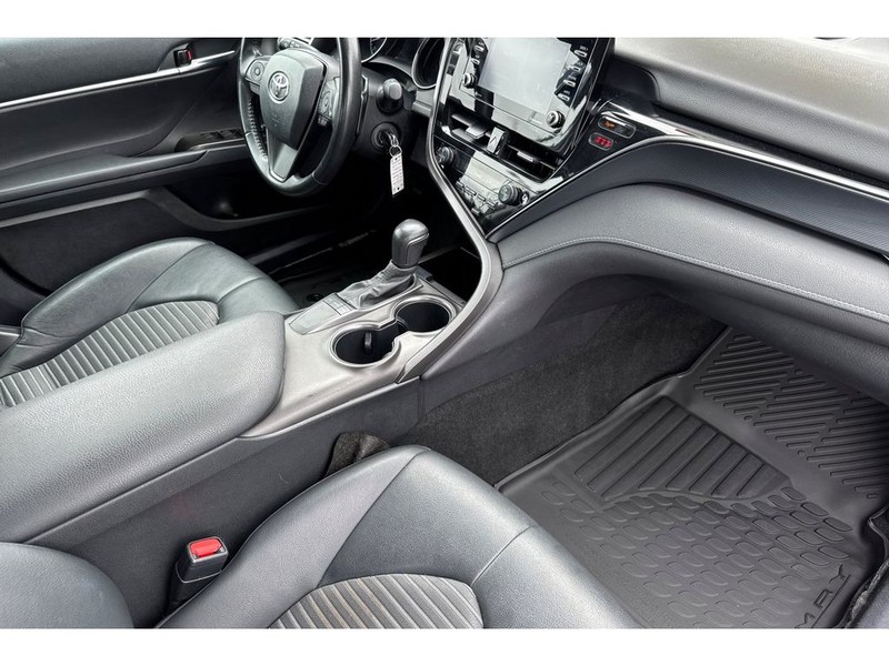 Toyota Camry Vehicle Full-screen Gallery Image 16