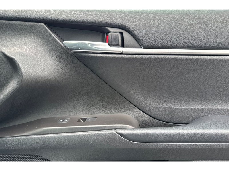 Toyota Camry Vehicle Full-screen Gallery Image 18