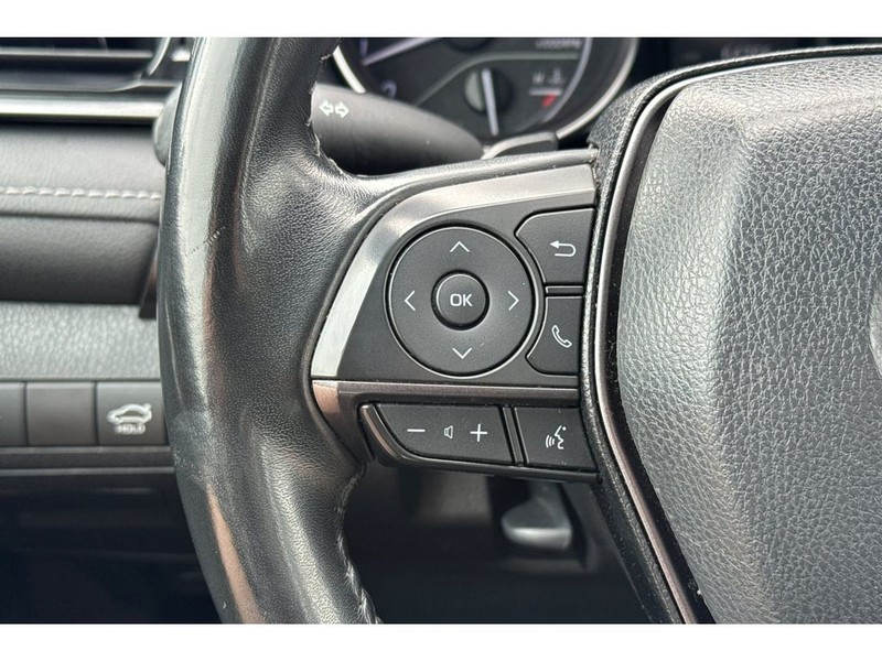 Toyota Camry Vehicle Full-screen Gallery Image 24