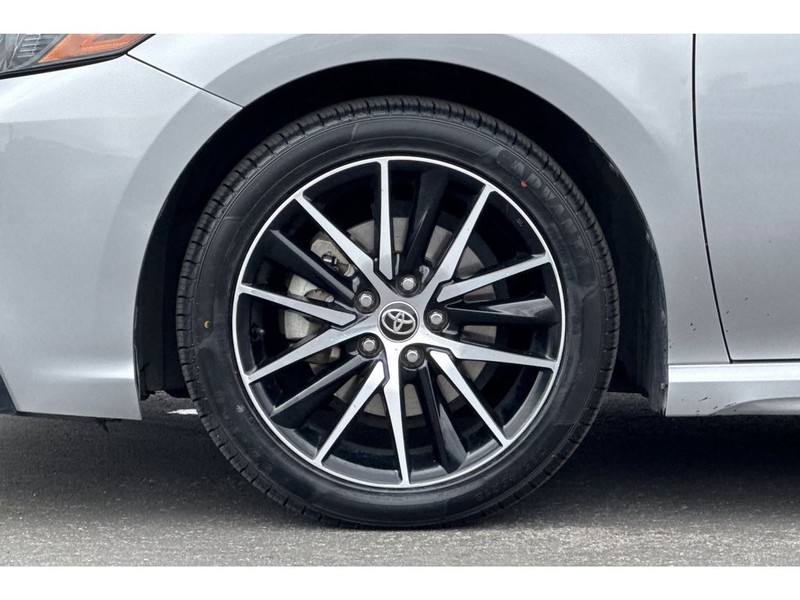 Toyota Camry Vehicle Full-screen Gallery Image 29