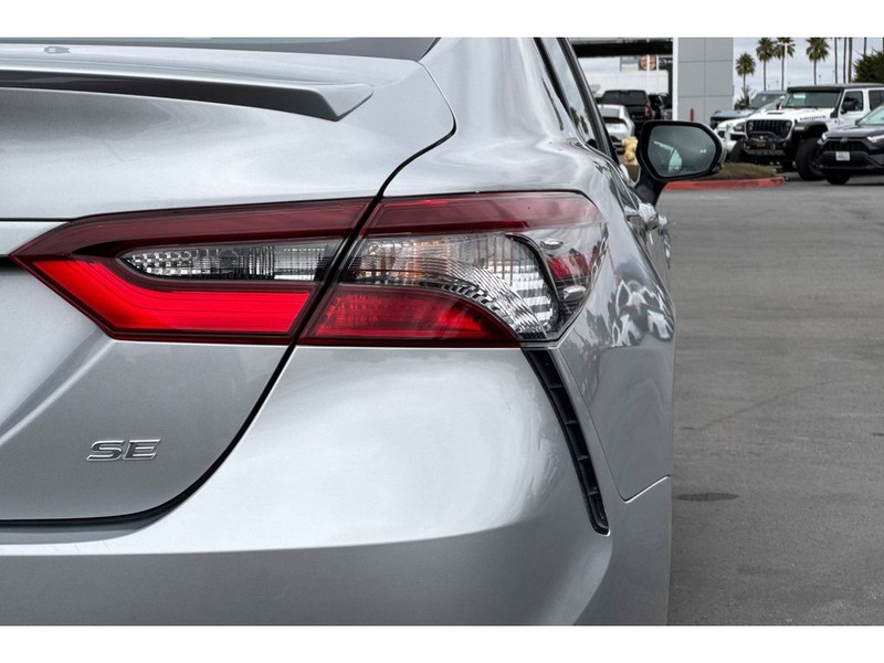 Toyota Camry Vehicle Full-screen Gallery Image 30