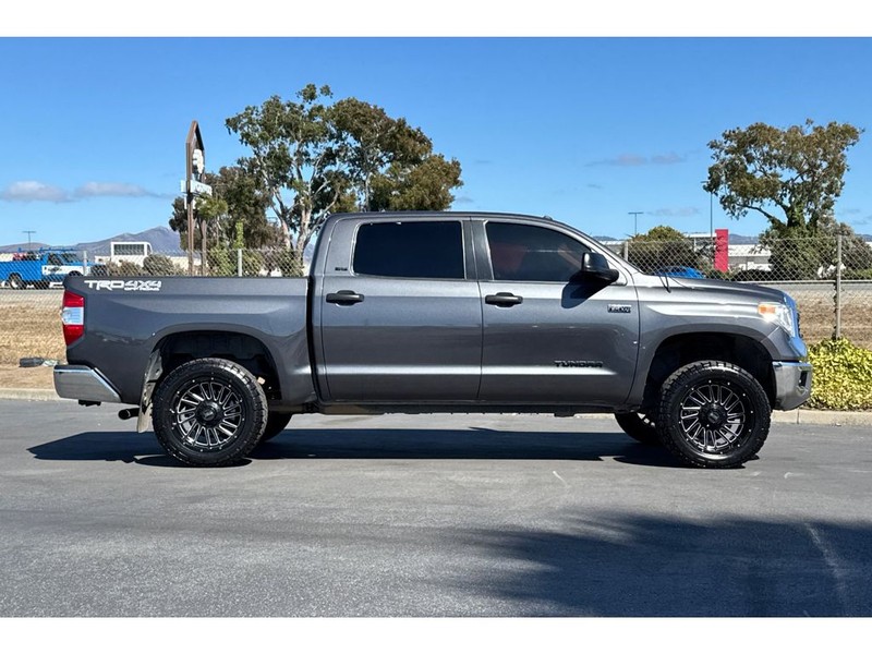 Toyota Tundra Vehicle Full-screen Gallery Image 03