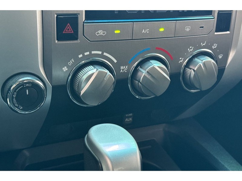 Toyota Tundra Vehicle Full-screen Gallery Image 23