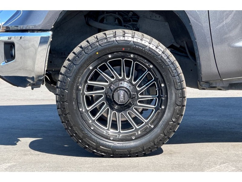 Toyota Tundra Vehicle Full-screen Gallery Image 31