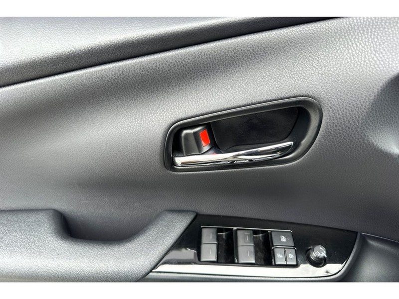 Toyota Prius Vehicle Full-screen Gallery Image 11