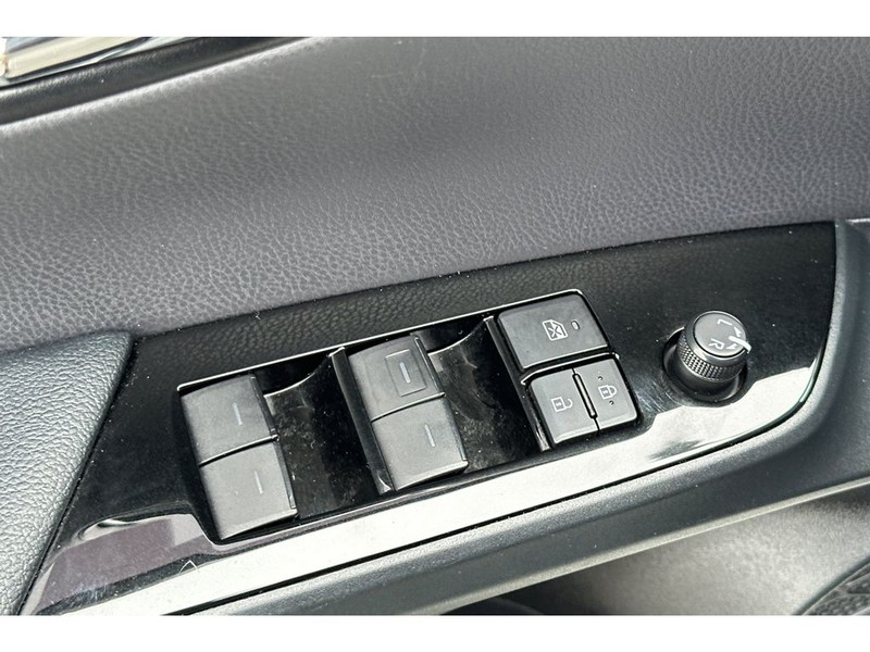 Toyota Prius Vehicle Full-screen Gallery Image 12