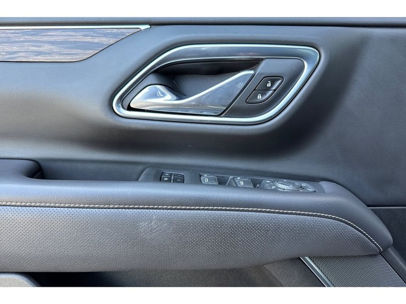 Chevrolet Suburban Vehicle Full-screen Gallery Image 11