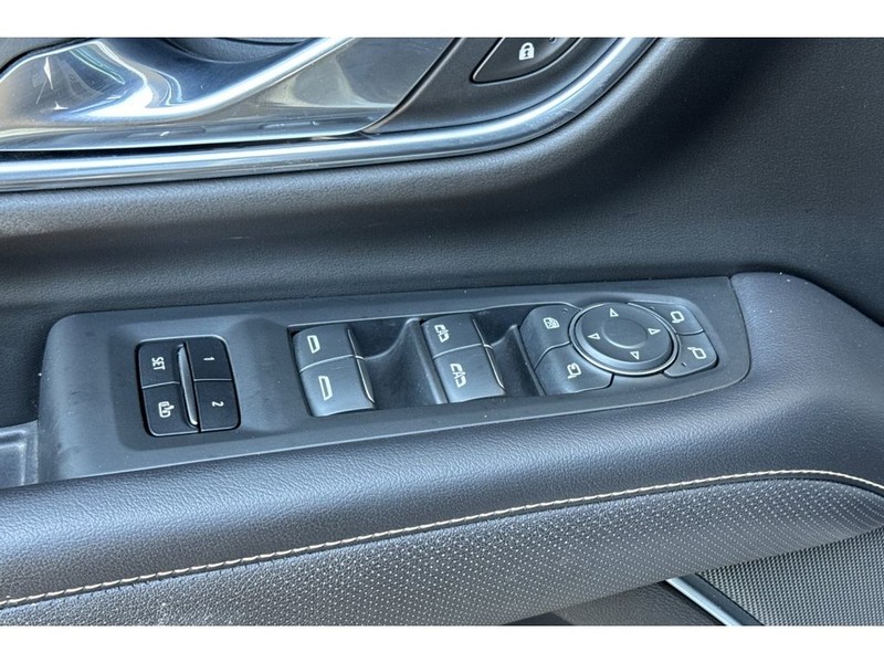 Chevrolet Suburban Vehicle Full-screen Gallery Image 12