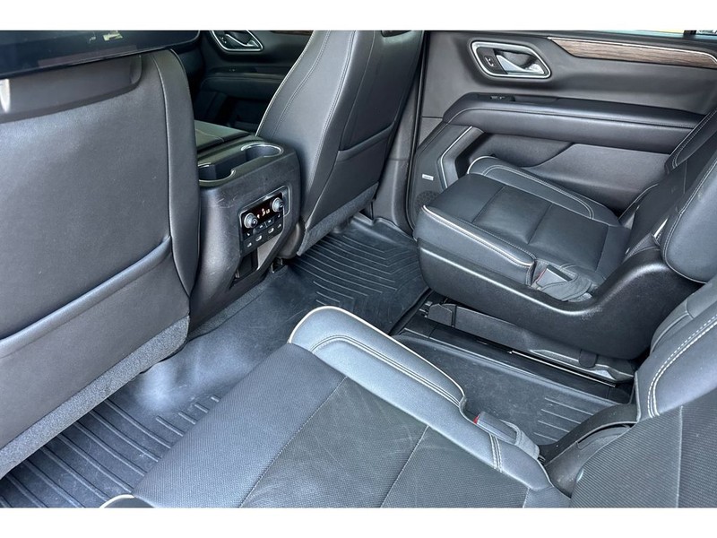 Chevrolet Suburban Vehicle Full-screen Gallery Image 13