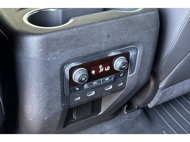 Chevrolet Suburban Vehicle Full-screen Gallery Image 14