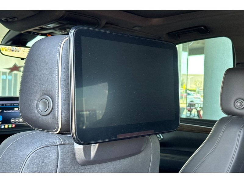 Chevrolet Suburban Vehicle Full-screen Gallery Image 17